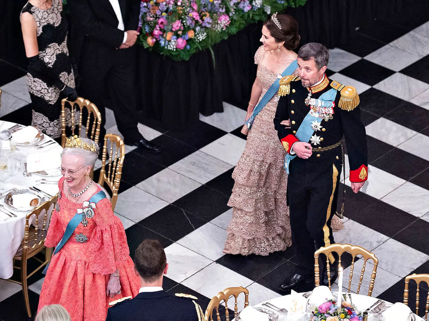 Kronprinsparret og dronning Margrethe ankommer til gallataffel på Christiansborg Slot i anledning af kronprinsens 50 års fødselsdag, lørdag den 26. maj 2018.