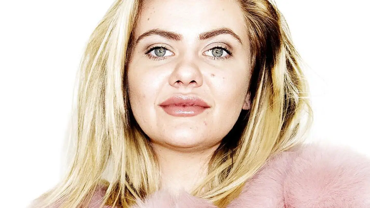 21-årige blogger Fie Laursen er aktul med programmet 'Fies Bryster,' der kan ses på ViaFree.