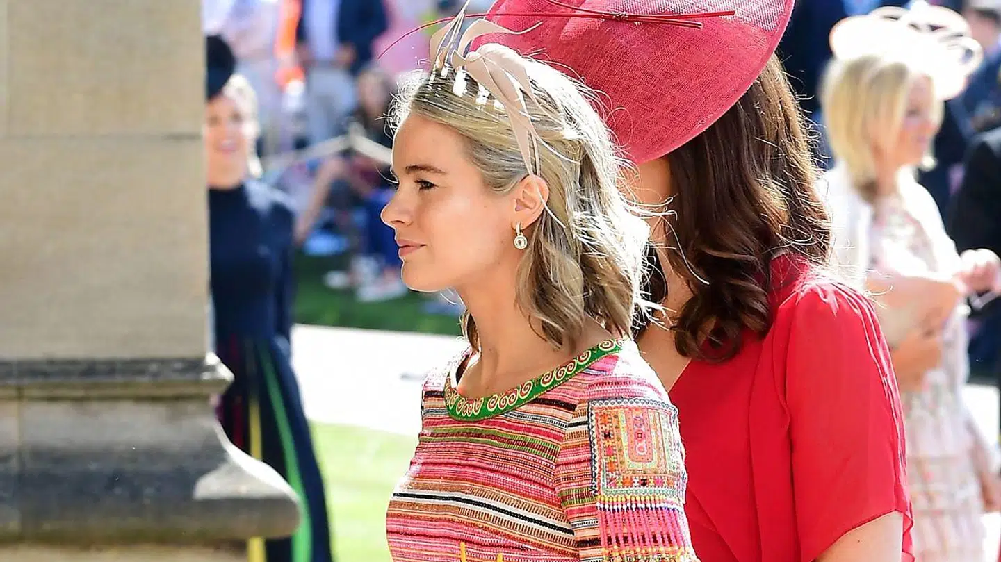 Cressida Bonas med sit pandebånd bestående af fjer.