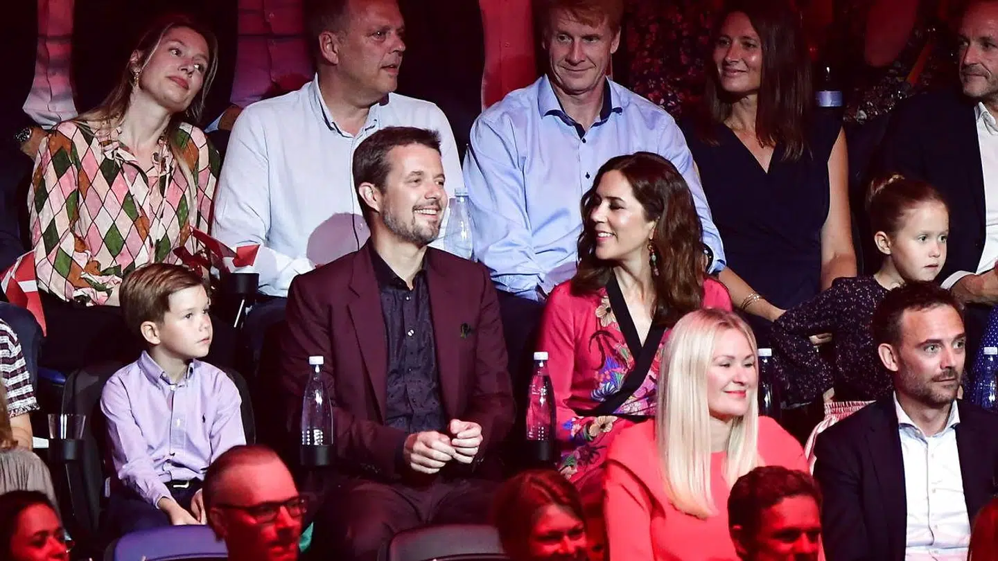 Kronprinsen med familie fotograferet under DRs store fødselsdagsshow 'Hele Danmark fejrer Kronprinsen.'