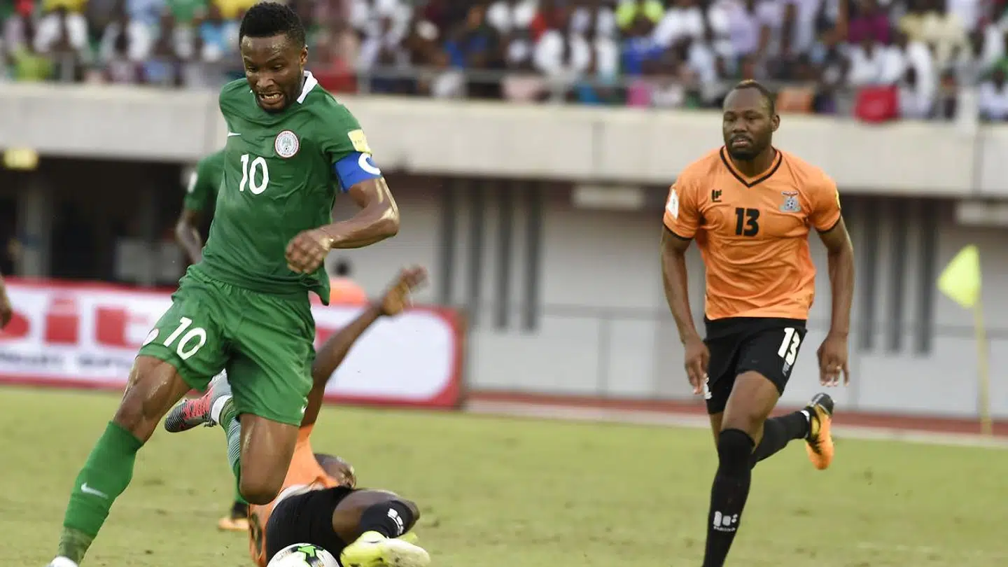 Veteranen og tidligere Chelsea-spiller John Obi Mikel (til venstre) er anfører for det nigerianske landshold.