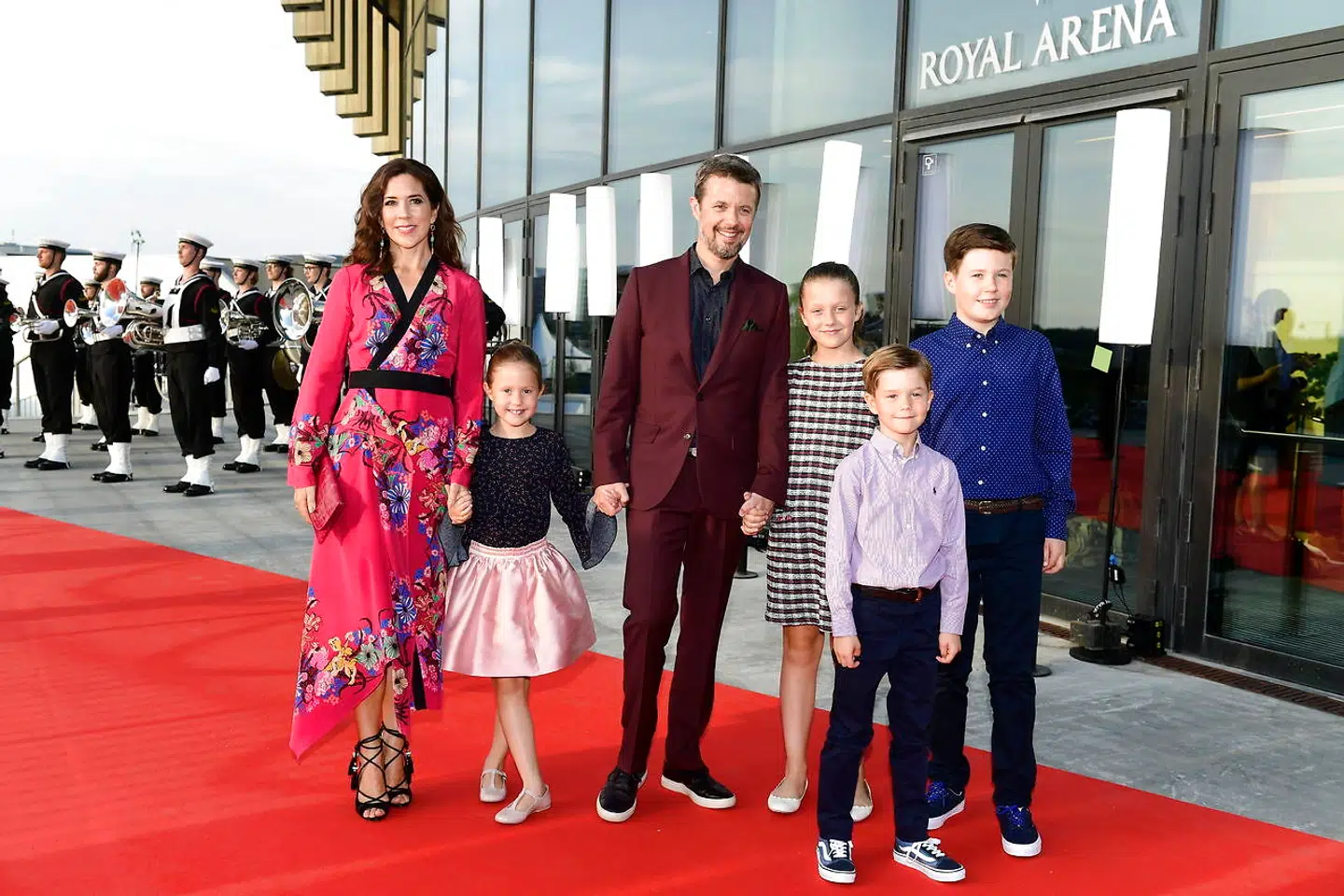 Kronprinsesse Mary, prinsesse Josephine, kronprins Frederik, prinsesse Isabella, prins Vincent og prins Christian på rød løber til DRs fødselsdagsshow 'Hele Danmark fejrer Kronprinsen' i Royal Arena i København, søndag den 27. maj 2018. (Foto: Tariq Mikkel Khan/Scanpix 2018)