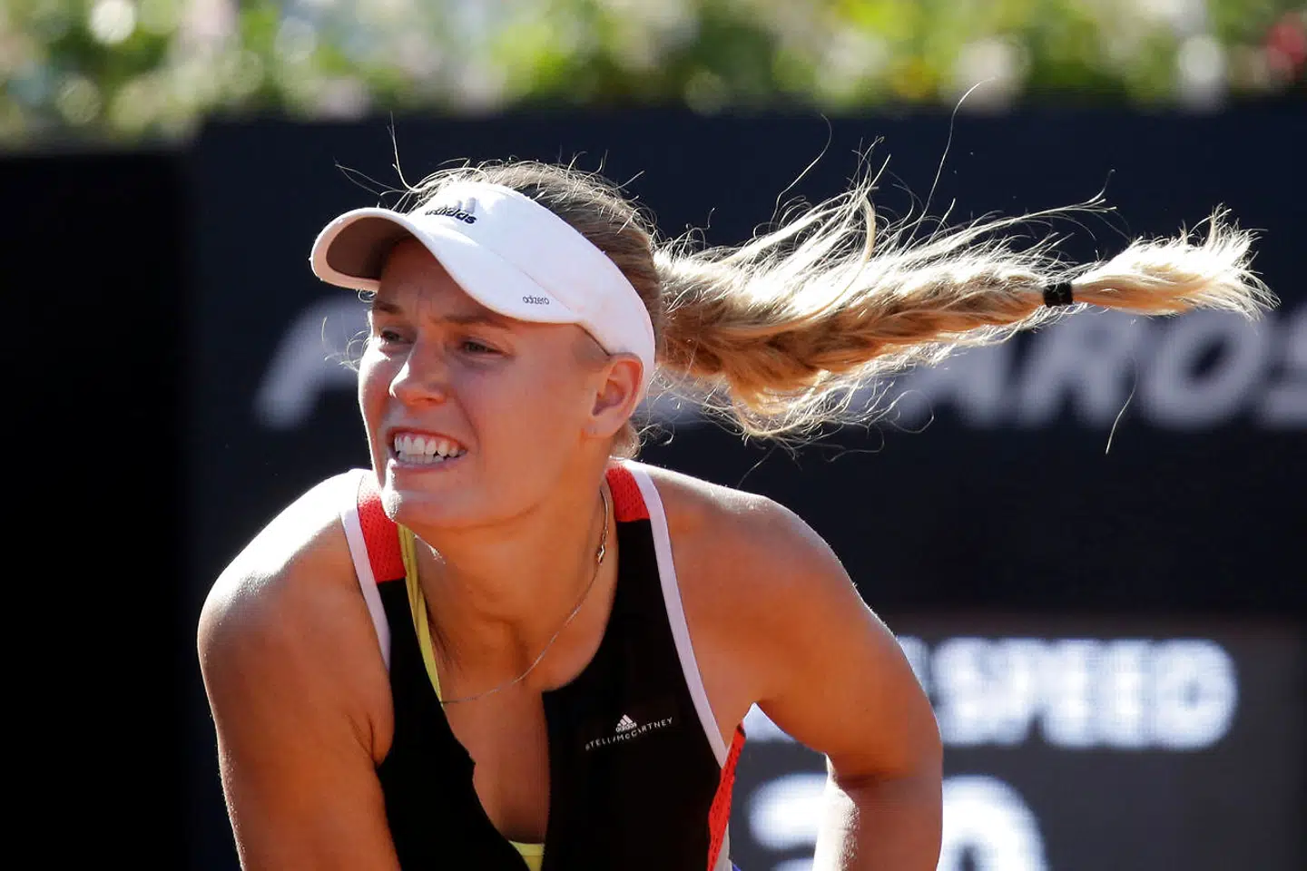 Caroline Wozniacki i aktion på tennisbanen.