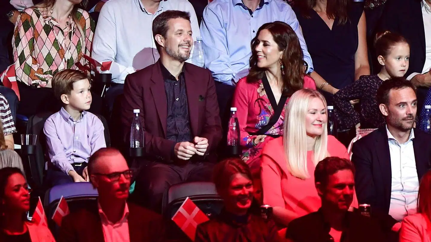 Prins Vincent, kronprins Frederik, kronprinsesse Mary og prinsesse Josephine - og forrest Britt Bager og hendes samlever, Esben Juhl Hansen.