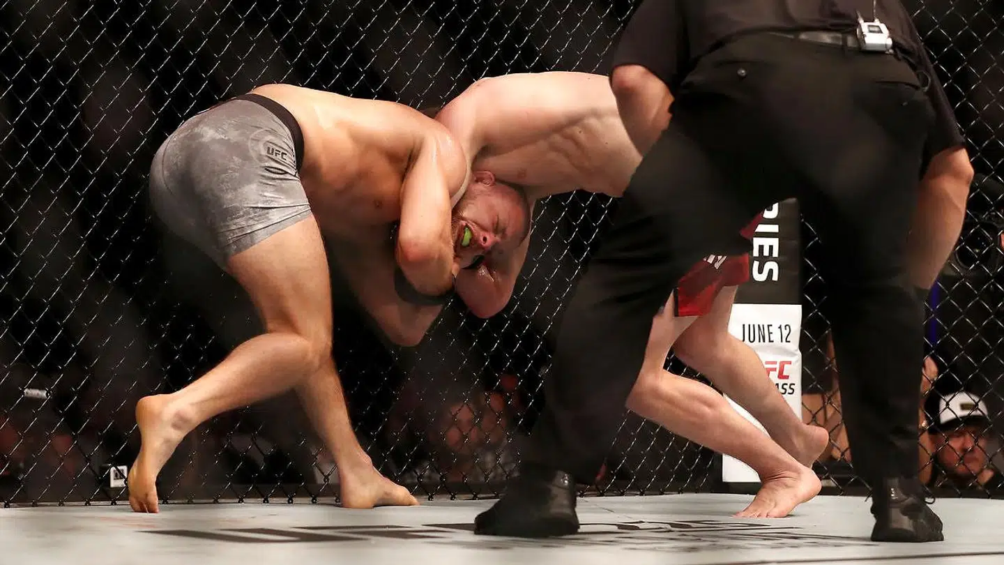 Mads Burnell blev midtvejs i tredje omgang fanget i en strangulering, der gjorde, at han tabte den vigtige kamp til engelske Arnold Allen til UFC i Liverpool.