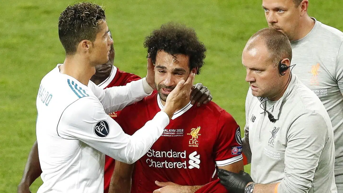 Salah går grændende fra banen.