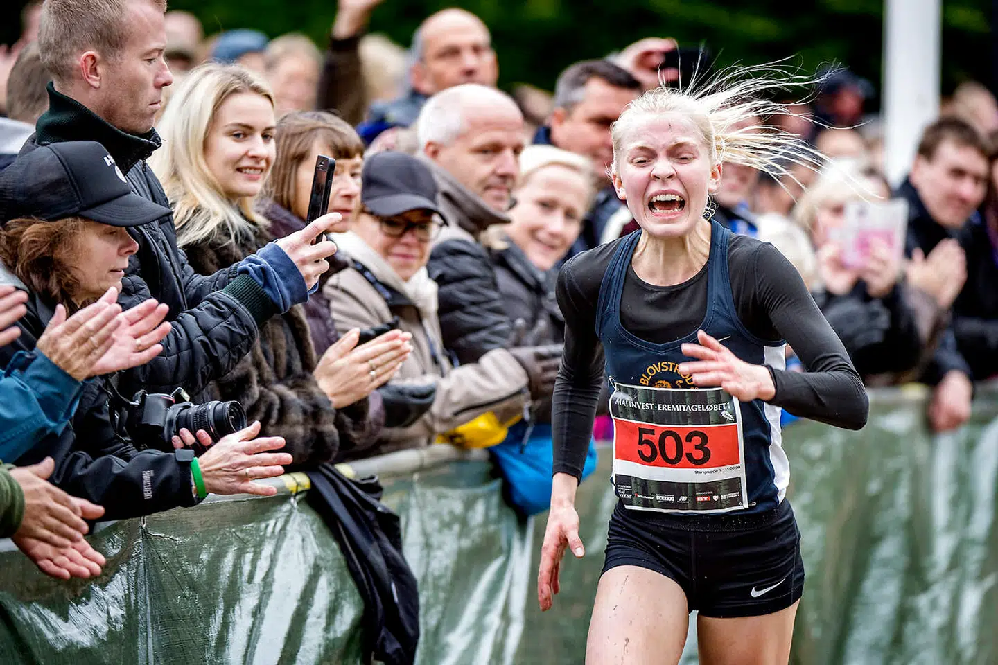 Ved Eremitageløbet i 2016 satte Anna Emilie Møller ny rekord hos kvinderne med tiden 43.45. Her kommer hun i mål.
