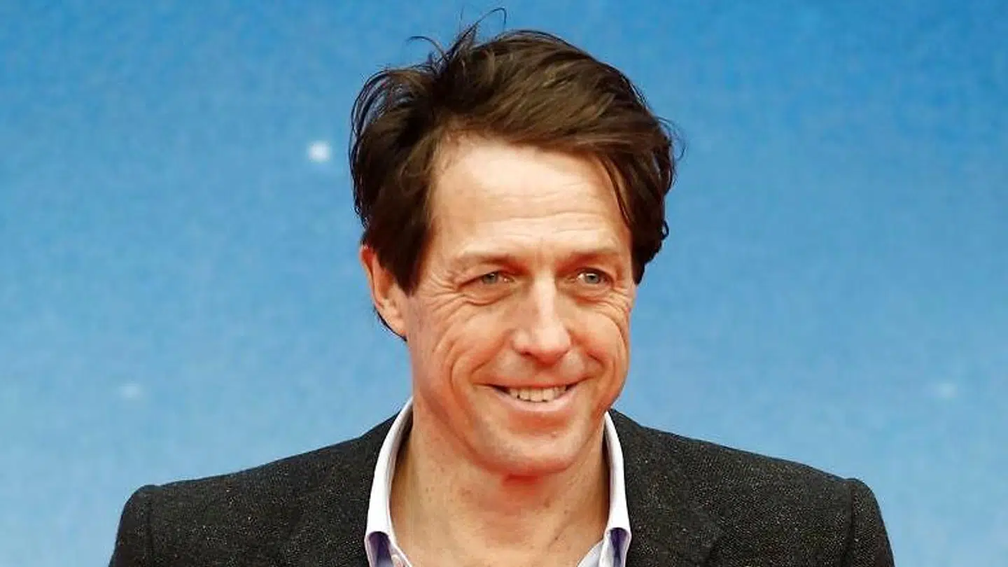 Den evige ungkarl Hugh Grant er ikke længere ungkarl.