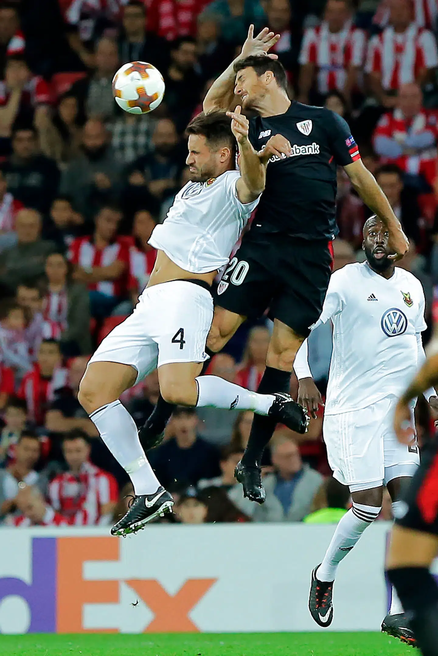 Sotirios Papagiannopoulos i hovedstødsduel med Athletic Bilbaos Aritz Aduriz i Europa League.