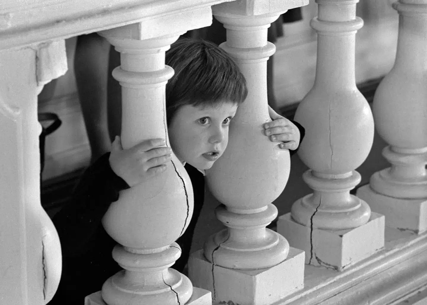 Allerede som helt lille sagde en grådkvalt kronprins Frederik, at han ikke havde lyst til at være konge. Her gemmer han sig bag balustraden på Fredensborg Slot.