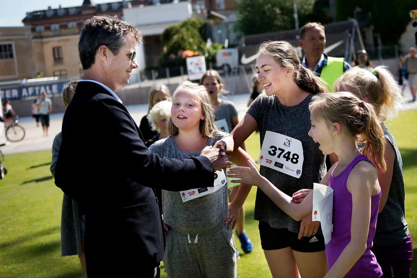 En populær Kronprins hilser på deltagere i skolernes OL-finale.