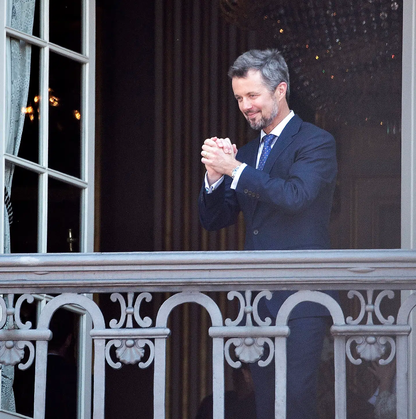 Kronprins Frederik takker for hyldesten fra balkonen på Amalienborg Slot i anledning af kronprinsens 50 års fødselsdag, lørdag den 26. maj 2018.