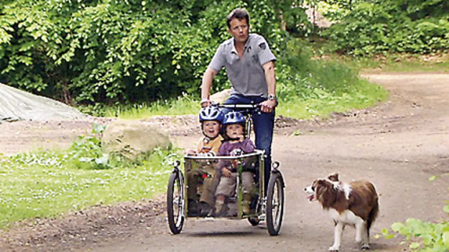 Danskernes yndlingsbillede af Frederik er, når han kører tur på ladcyklen med sine børn. Billedet her stammer fra DRs dokumentarserie 'Kongehuset indefra'.