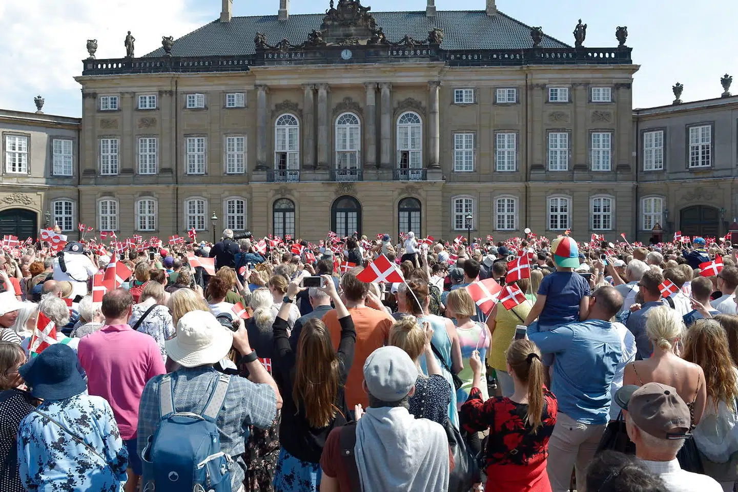 Kronprins Frederik og den kongelige familie vinker fra balkonen på Amalienborg Slot i anledning af Kronprinsens 50 års fødselsdag, lørdag den 26. maj 2018