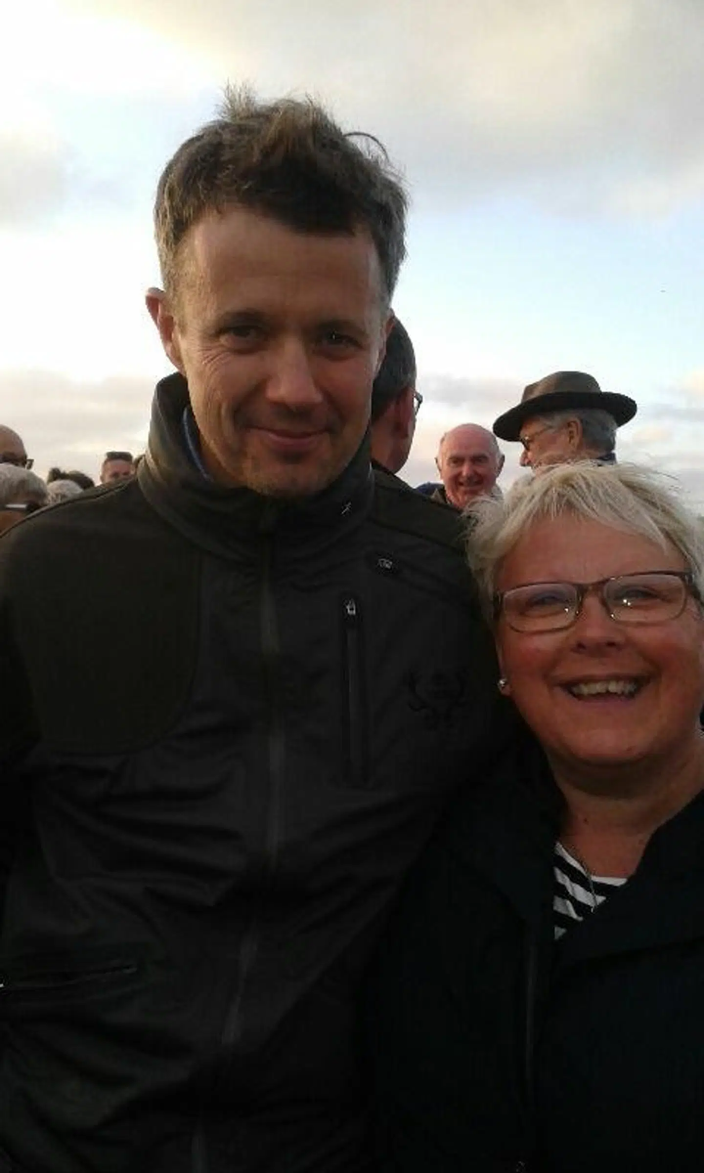 Til en Sankt Hans aften på Trend strand, mødte Lene Tollestrup Johansen Kronprinsen og blev foreviget sammen med ham.