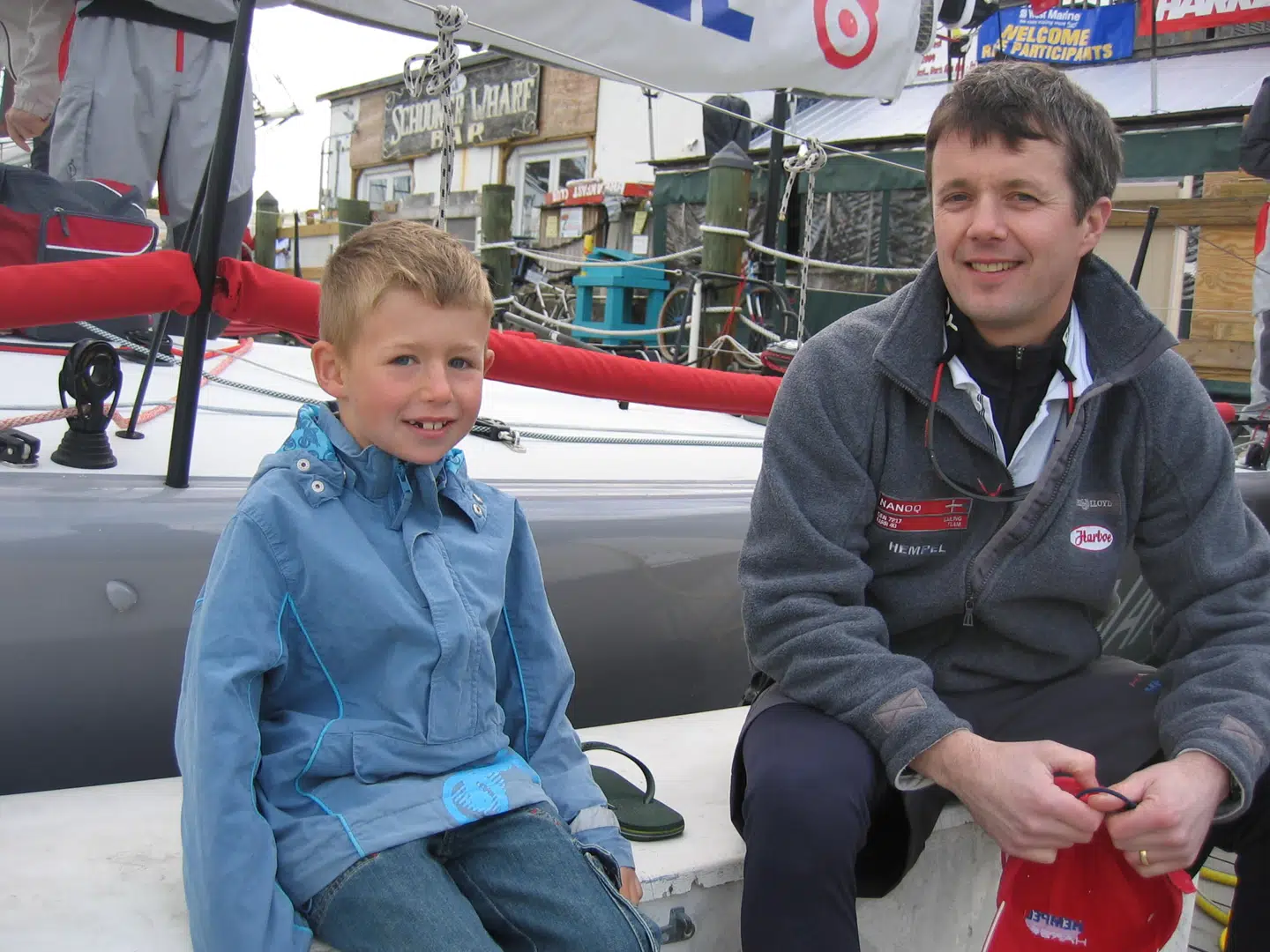 Familien Sand fra Roskilde mødte Kronprinsen under en ferie i Key West. Her er det sønnen Emil på otte, som ses sammen med Frederik.