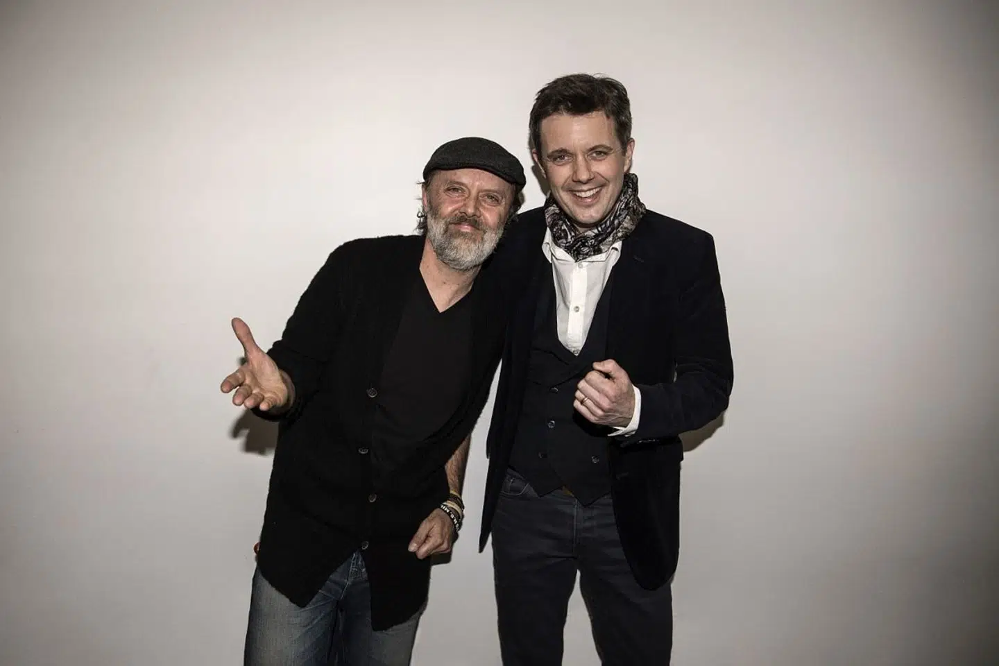 Kronprins Frederik er stor Metallica-fan, så da Lars Ulrich i 2017 blev tildelt ridderkorset af Dannebrogordenen, valgte kronprinsen selv at rejse til USA for at overbringe medaljen. Her ses de sammen i Royal Arena i København i februar 2017.