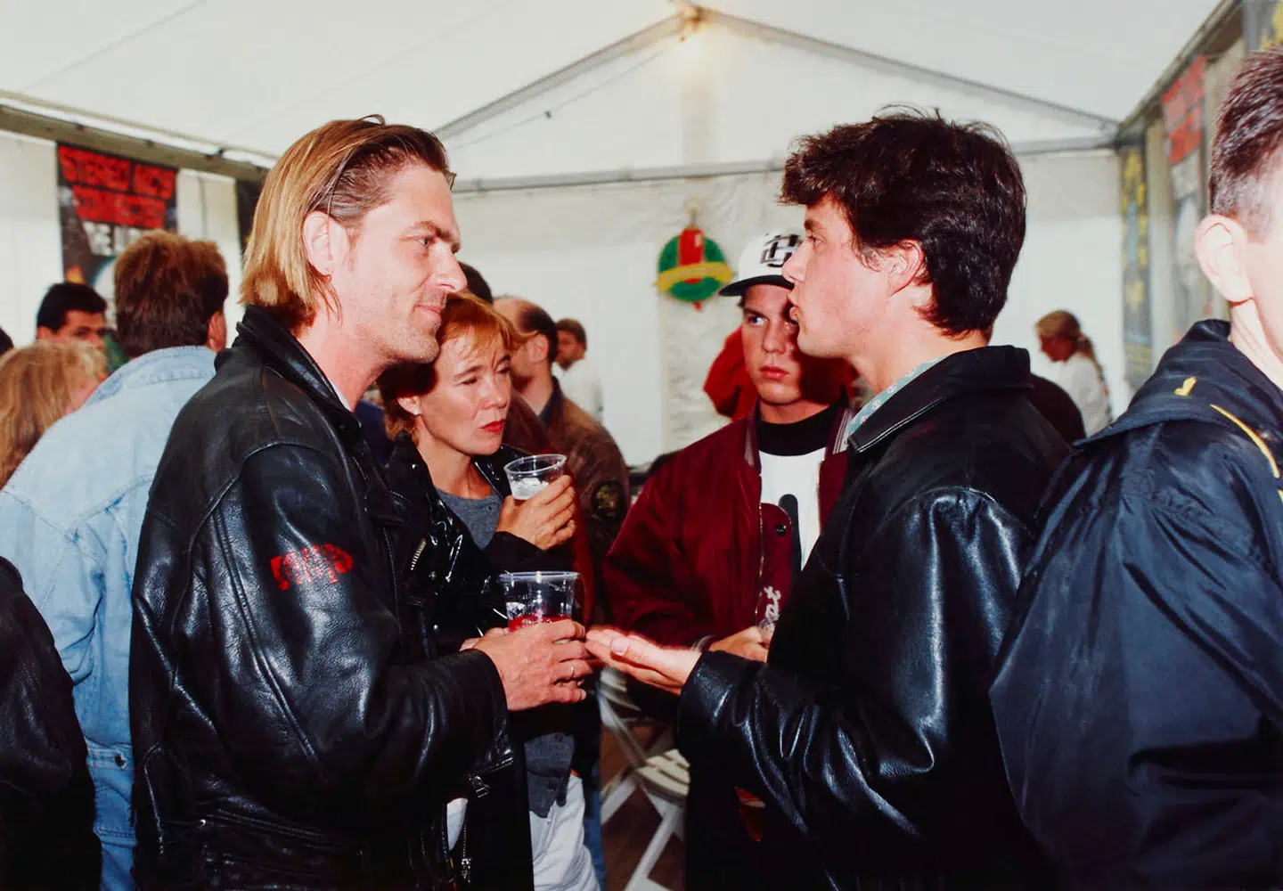 I 1993 spillede U2 på Gentofte stadion. Kronprins Frederik var med og ses her backstage med Peter A.G..