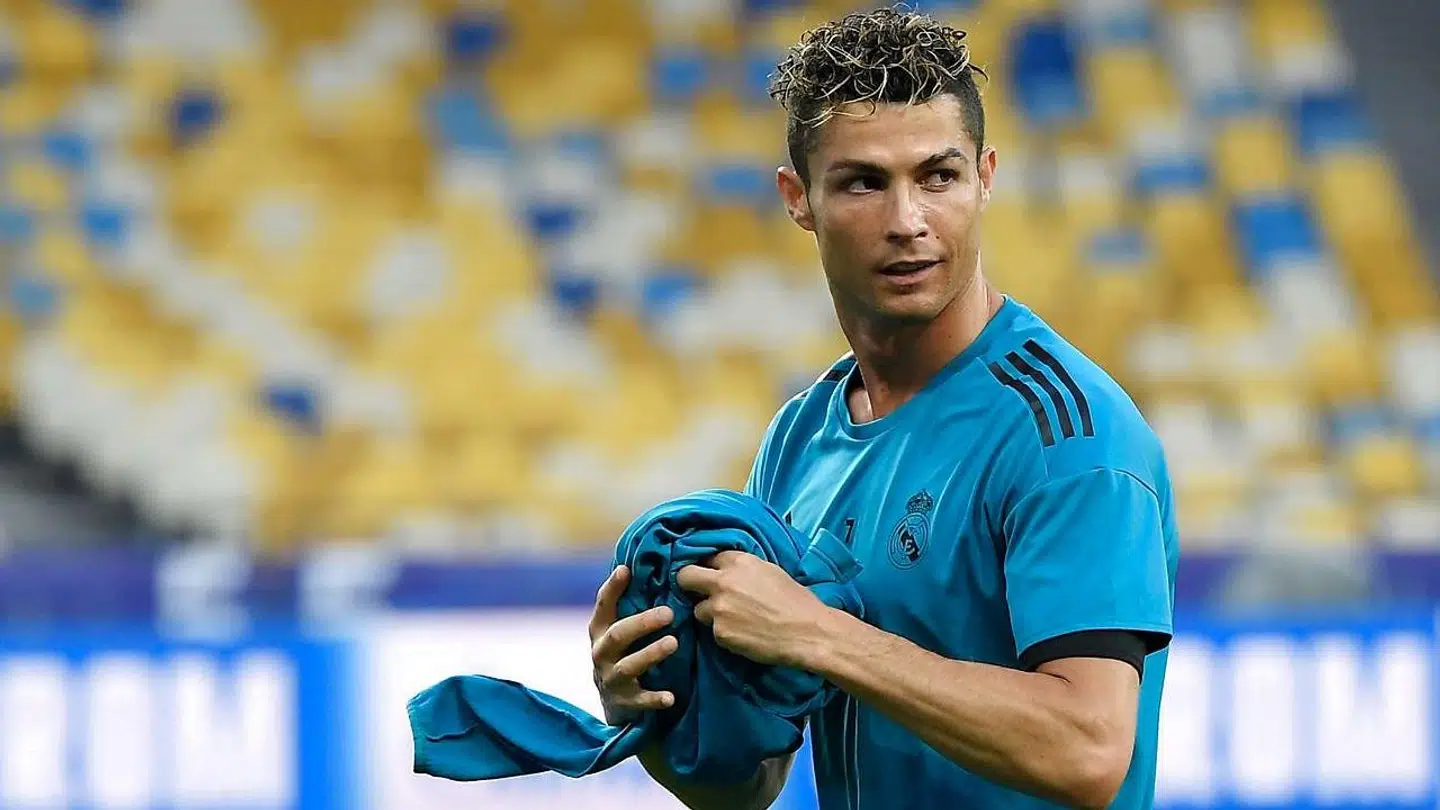 Cristiano Ronaldo gav en kameramand sin jakke som undskylding for, at han ramte ham med et vildfarent skud under træningen på det olympiske stadion i Kiev dagen inden Champions League-finalen mellem Real Madrid og Liverpool.