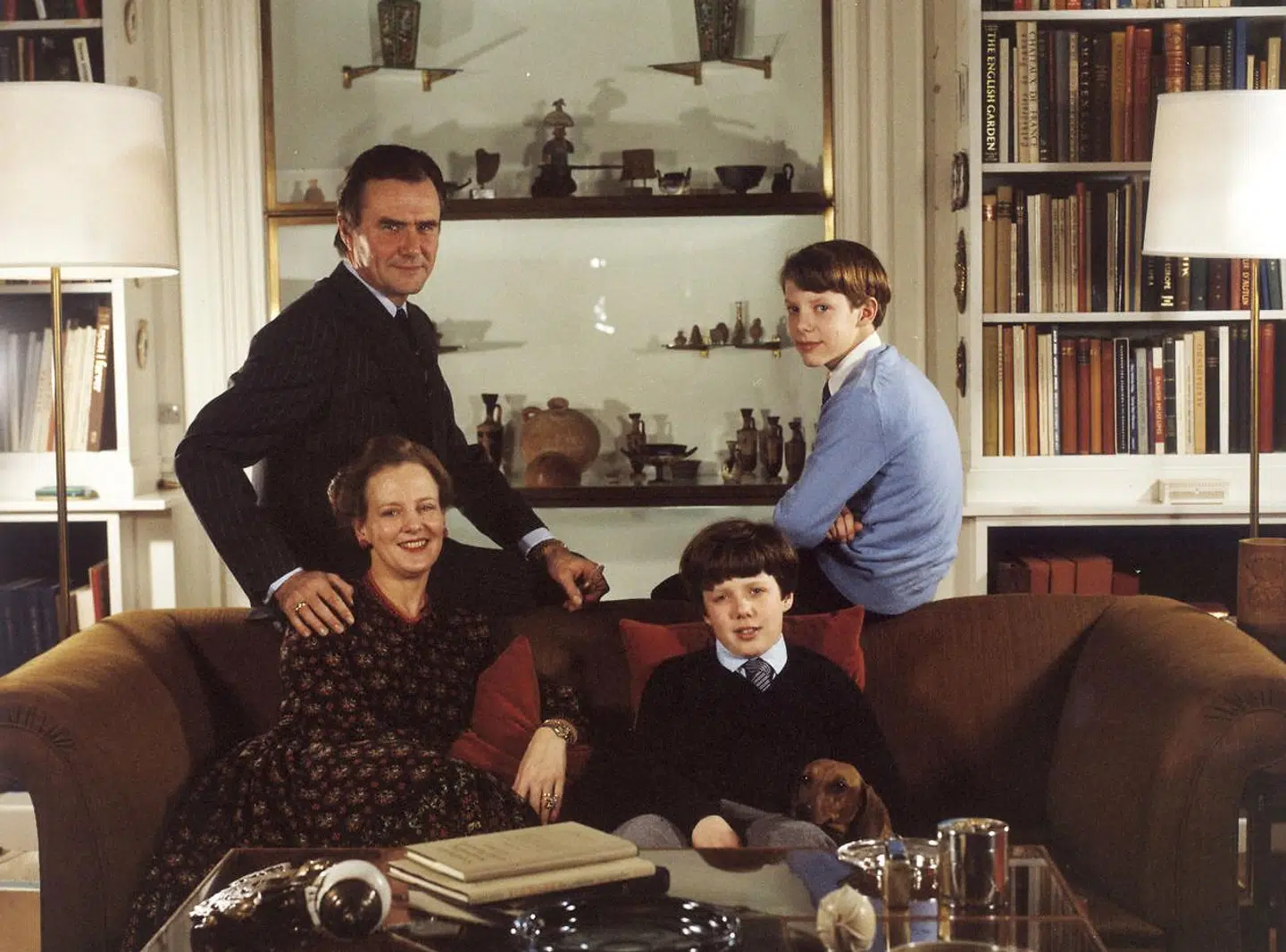 Kronprins Frederik og Prins Joachim leverede et mere isoleret liv fra deres forældre.