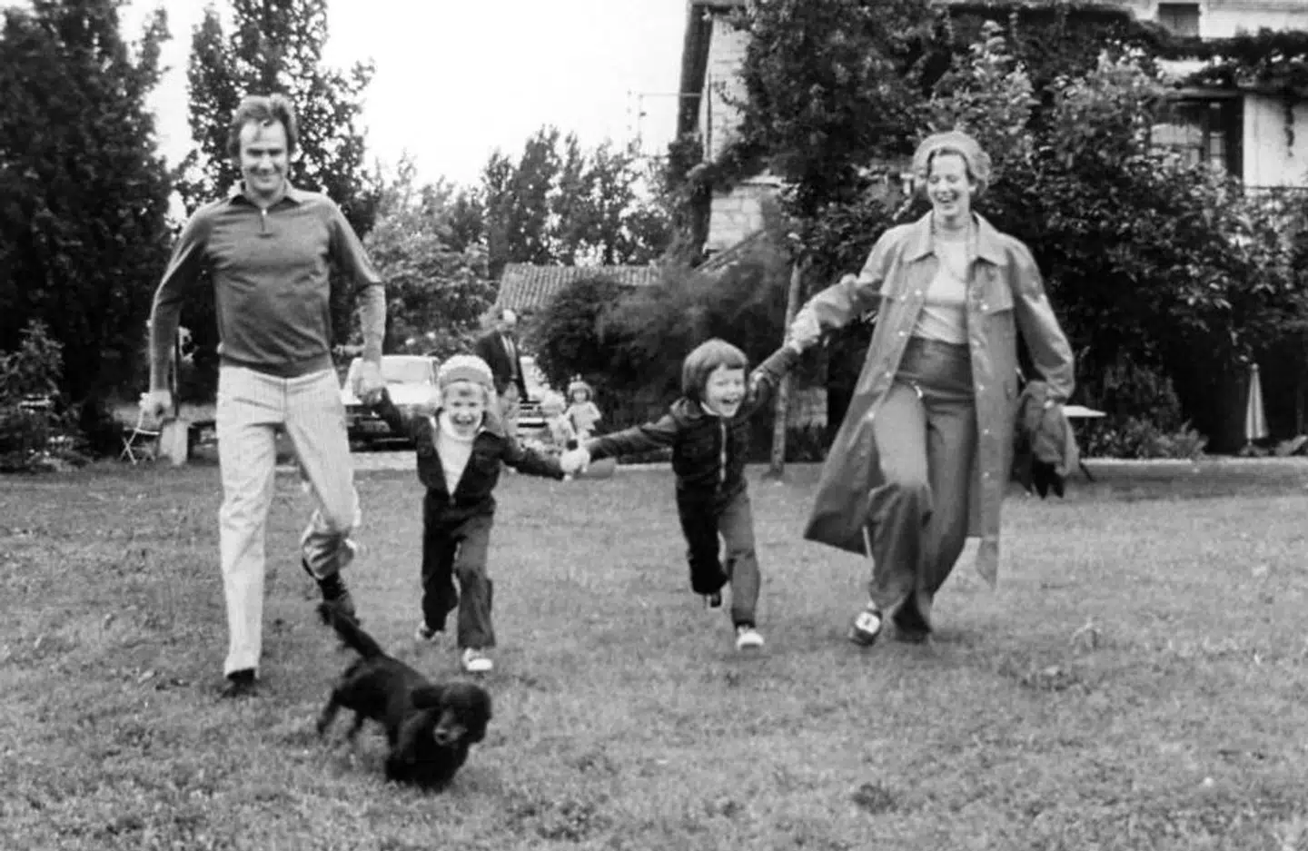 Selv om Dronning Margrethe og prins Henrik ikke altid tilbragte så meget tid med deres børn, så var der alligevel plads til sjov i barndommen.