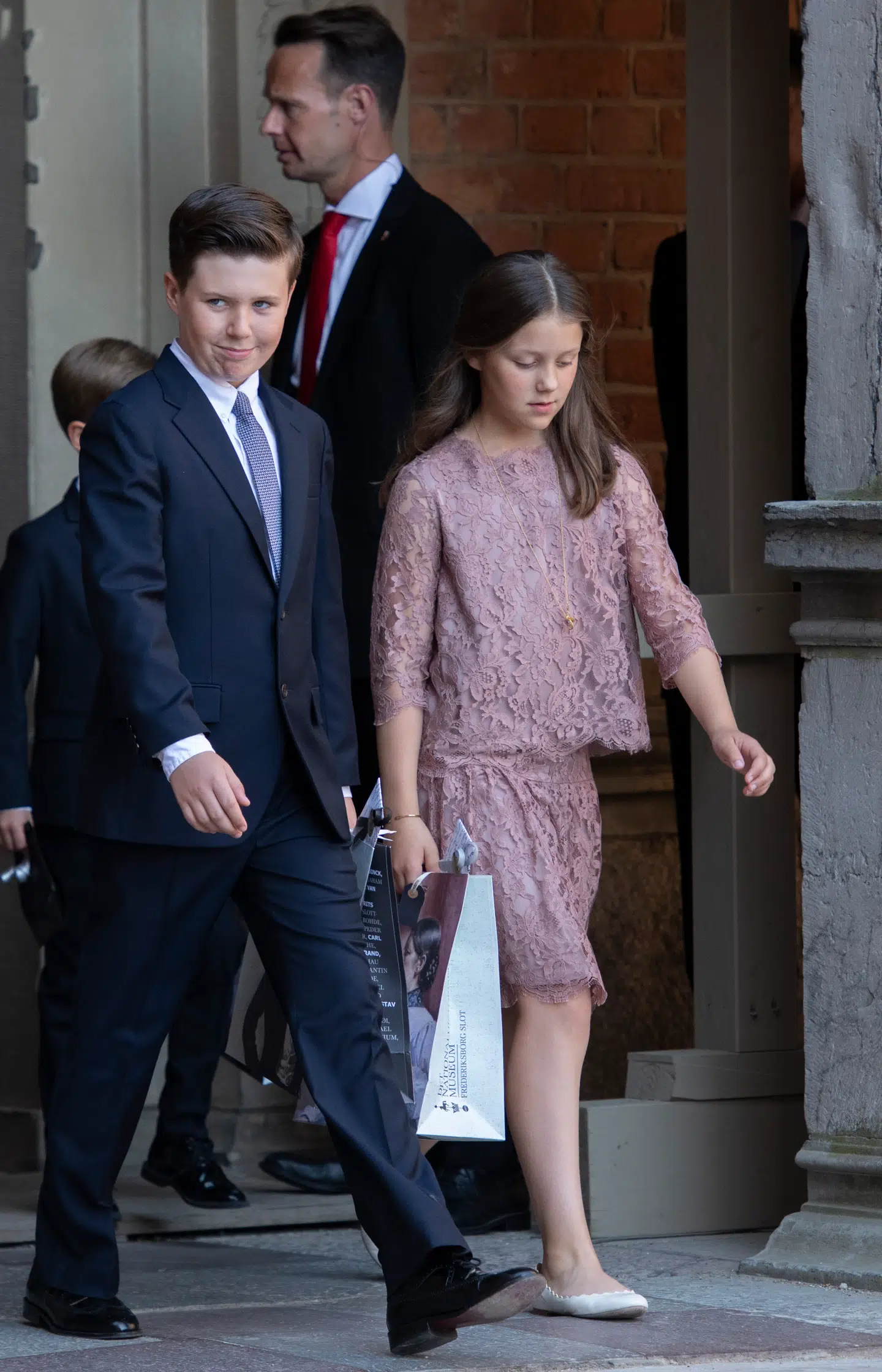H.K.H. Prins Christian, H.K.H. Prinsesse Isabella, H.K.H. Prins Vincent og H.K.H. Prinsesse Josephine.på vej ud til de ventende biler efter portrætafsløring af et nyt portræt af Kronprinsen malet af Ralph Heimans på Det Nationalhistoriske Museum på Frederiksborg Slot i Hillerød, torsdag den 24. maj 2018. (foto: Keld Navntoft/ Scanpix)