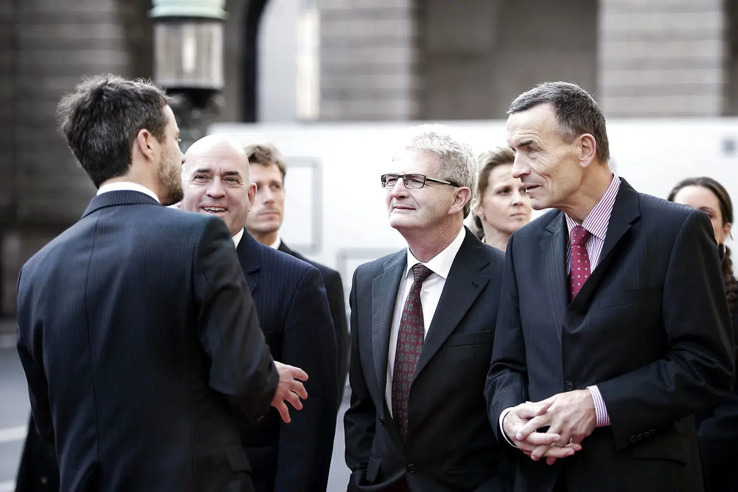 Kronprins Frederik taler med Søren Espersen, Holger K og Helge Adam Møller.