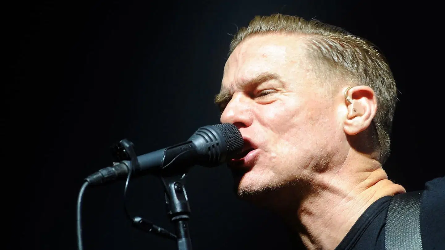 Den canadiske singer-songwriter Bryan Adams rækker en hjælpende hånd ud til en kræftsyg dansk kvinde, der samler penge ind til at blive helbredt i udlandet.