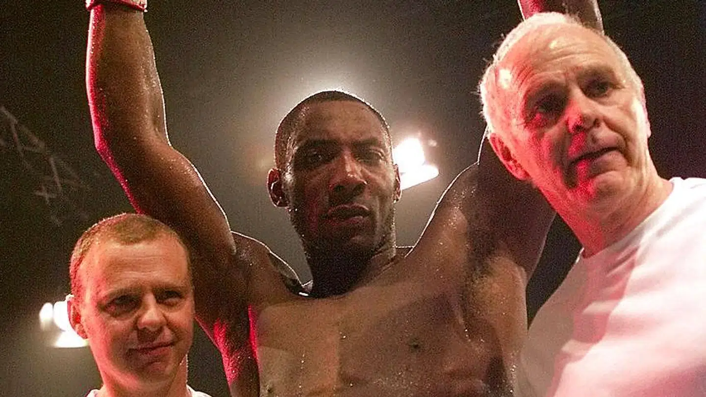 Den legendariske boksetræner Brendan Ingle (th.) er død i en alder af 77 år. Her ses han sammen med en jublende Johnny Nelson tilbage i 2002 - Nelson var en af de boksere, som blev verdensmestre under Ingles vejledning.