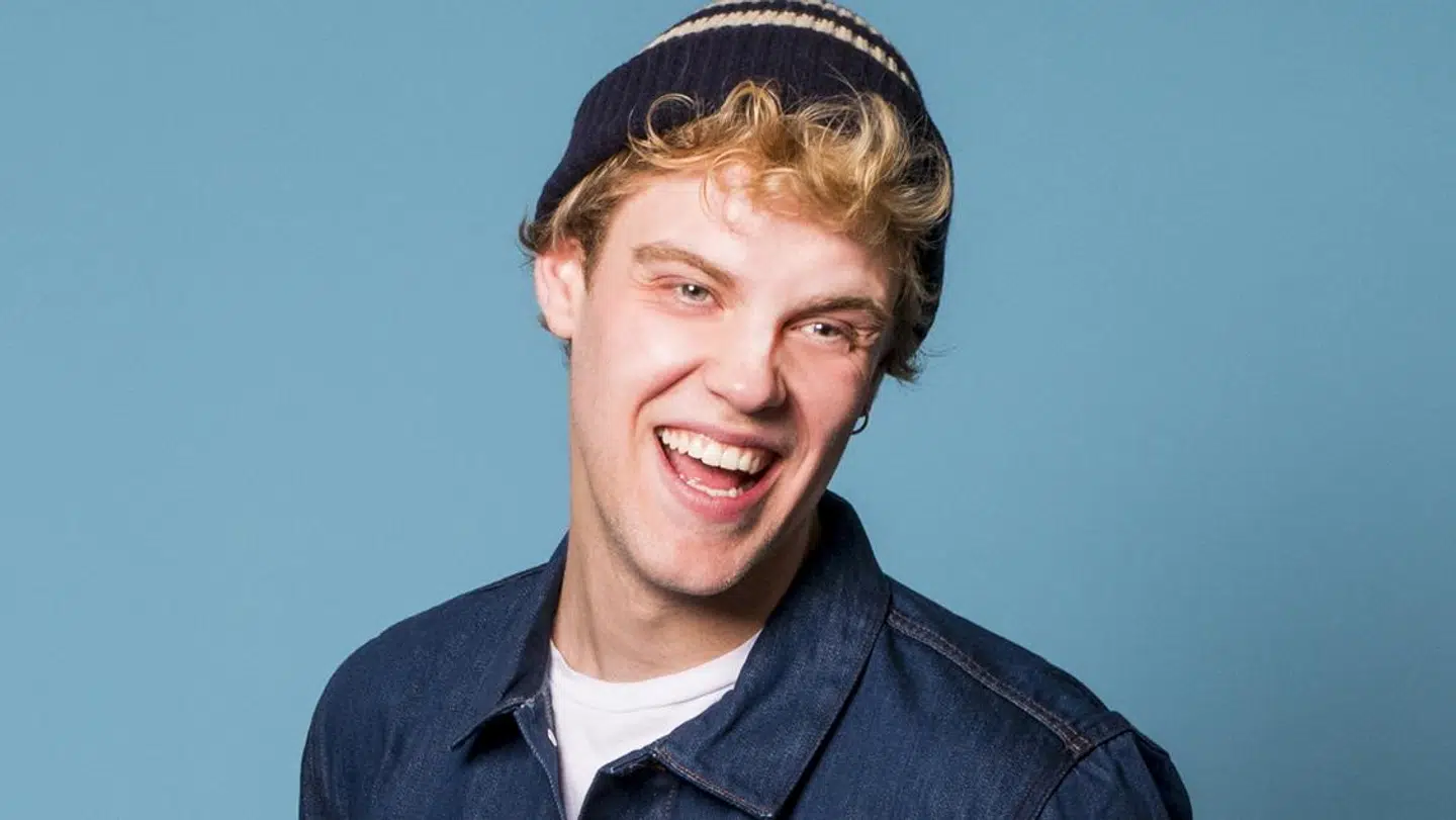 Hjalmer Larsen har cirka 100.000 månedelige afspilninger på Spotify.