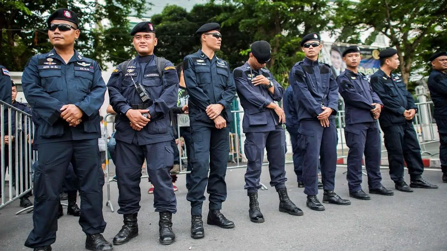 Thailandske politifolk på gaden i Bangkok.