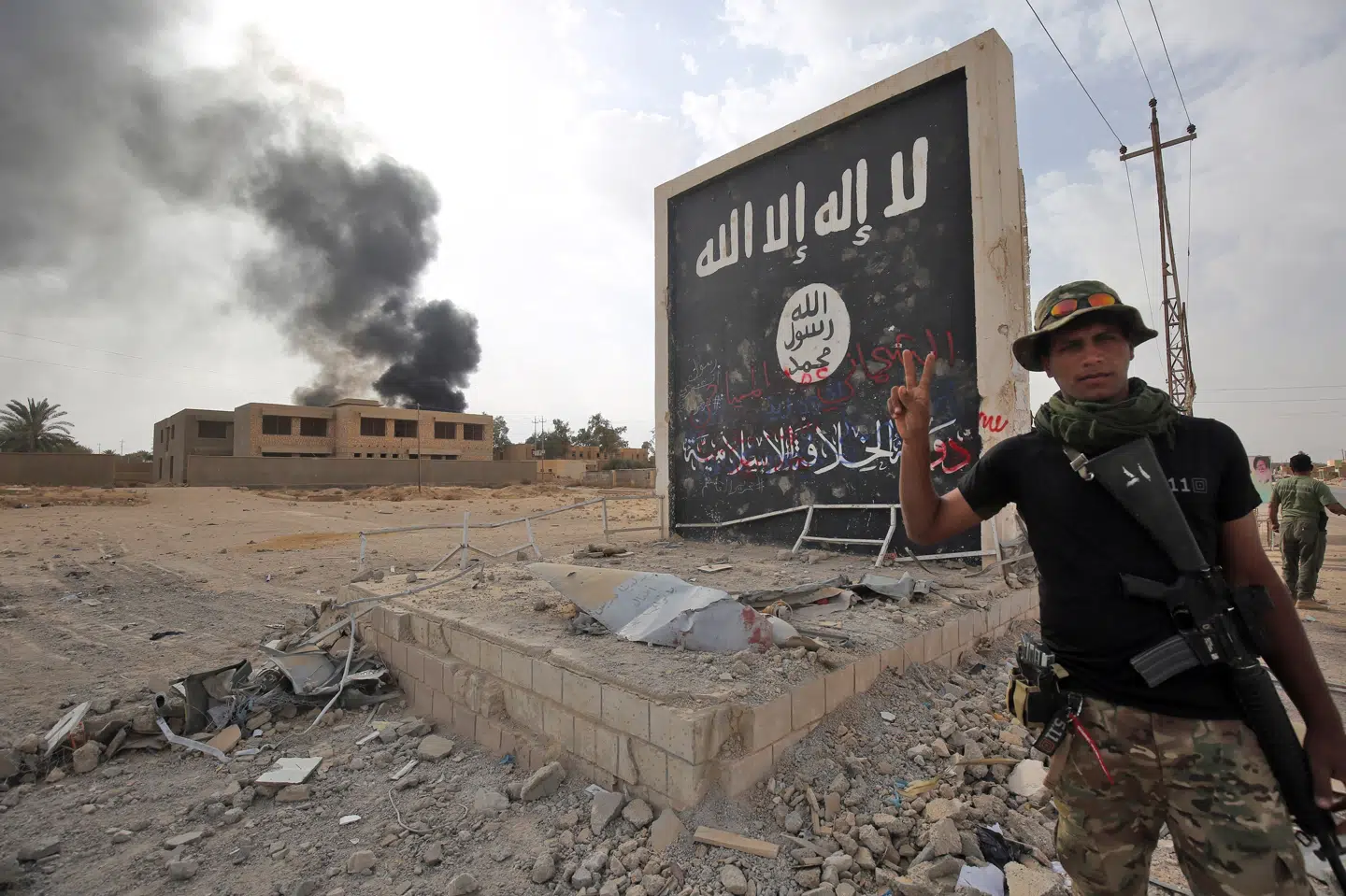 En irakisk soldat foran Islamisk Stats logo i det vestlige Irak, efter at Islamisk Stat er fordrevet fra området. Ahmad Al-rubaye/Ritzau Scanpix