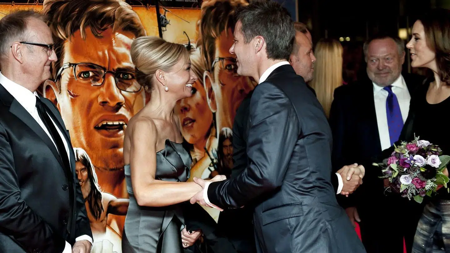 Kronprins Frederik hilser på sin ekskæreste Maria Montell ved premieren på filmen 'Ved vejs ende' i 2009.