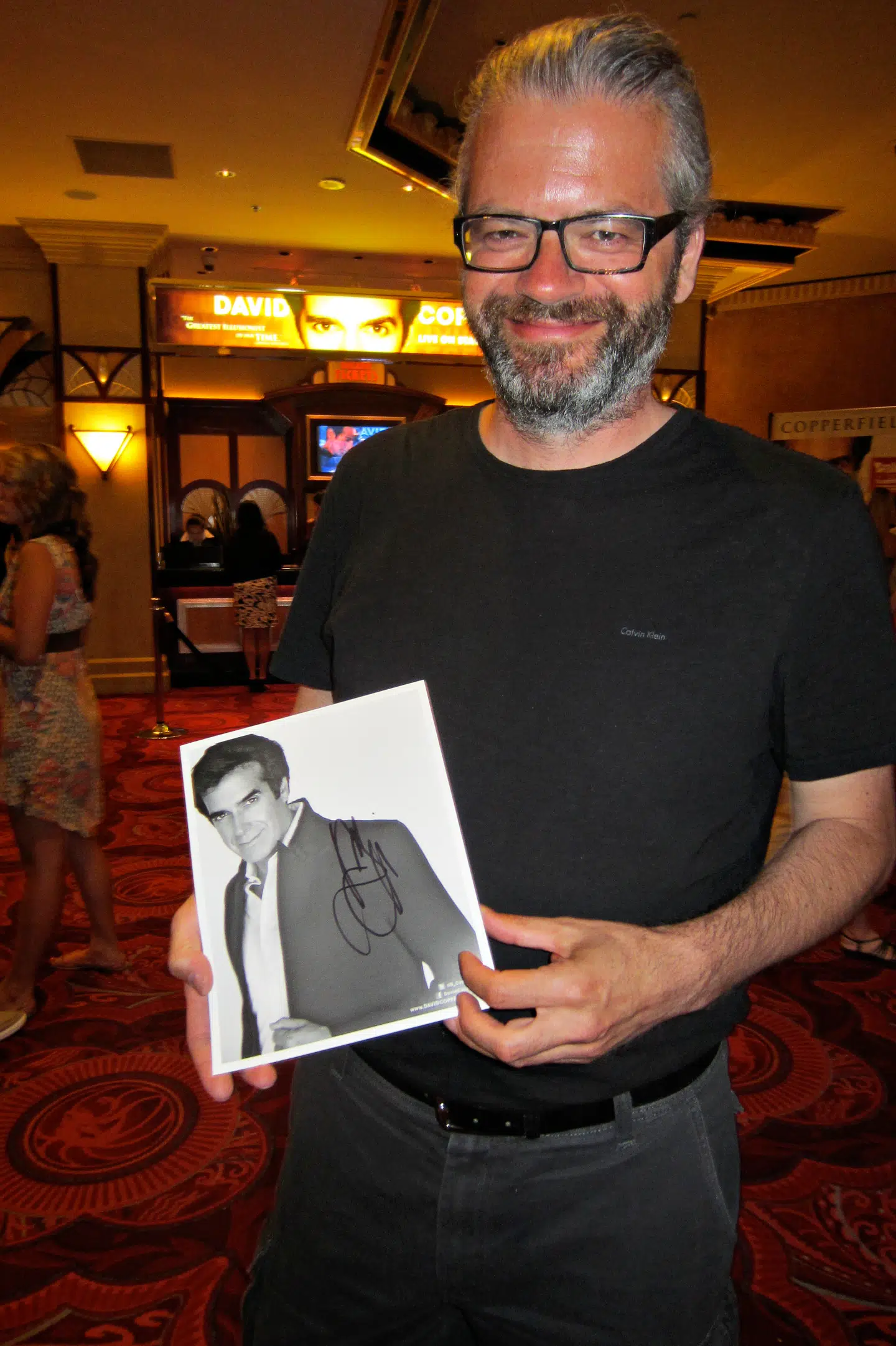 Her står jeg med det signerede billede af David Copperfield fast besluttet på ikke at afsløre hans berømte ’Lucky 13’.