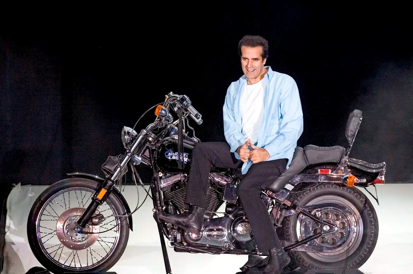 Hvordan får man sig selv og en motorcykel til at forsvinde fra en kasse der hænger i en kæde over scenen? - Det ved David Copperfield.