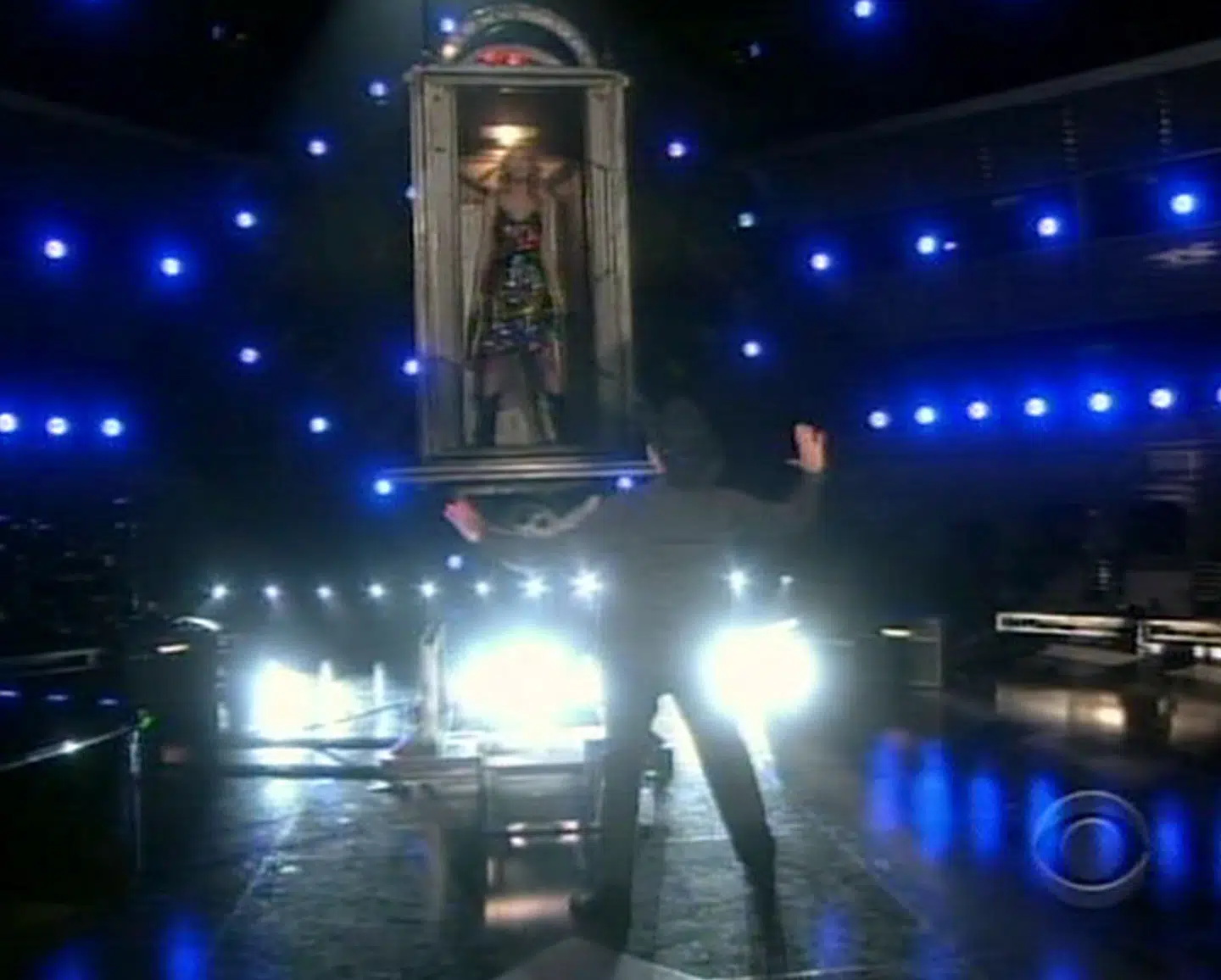 Da den verdensberømte sanger Taylor Swift skulle modtage en pris for fik David Copperfield hende til at dukke op over scenen i en ellers tom kasse.