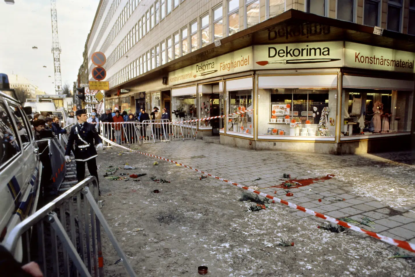 Svensk politi ved afspærringen på Sveavägen i Stockholm morgenen efter drabet på Olof Palme den 28. februar 1986. Nu sætter et svensk magasin navn på hans drabsmand. Scanpix/-/arkiv