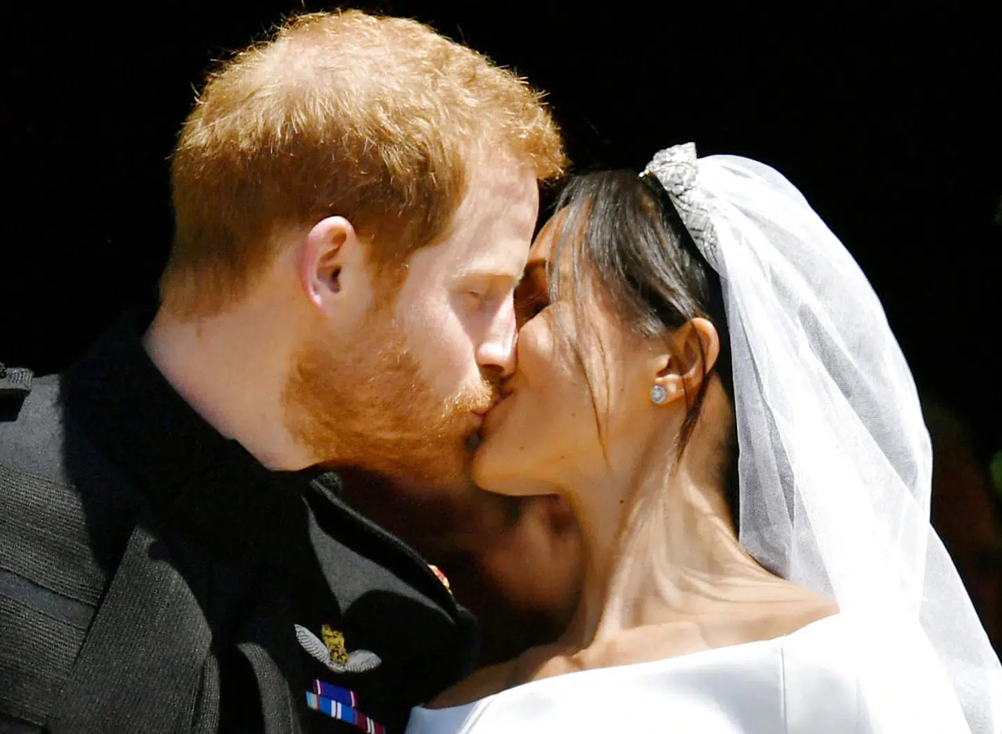 Prince Harry and Meghan Markle kysser på trapperne foran St George's Chapel efter deres bryllup.