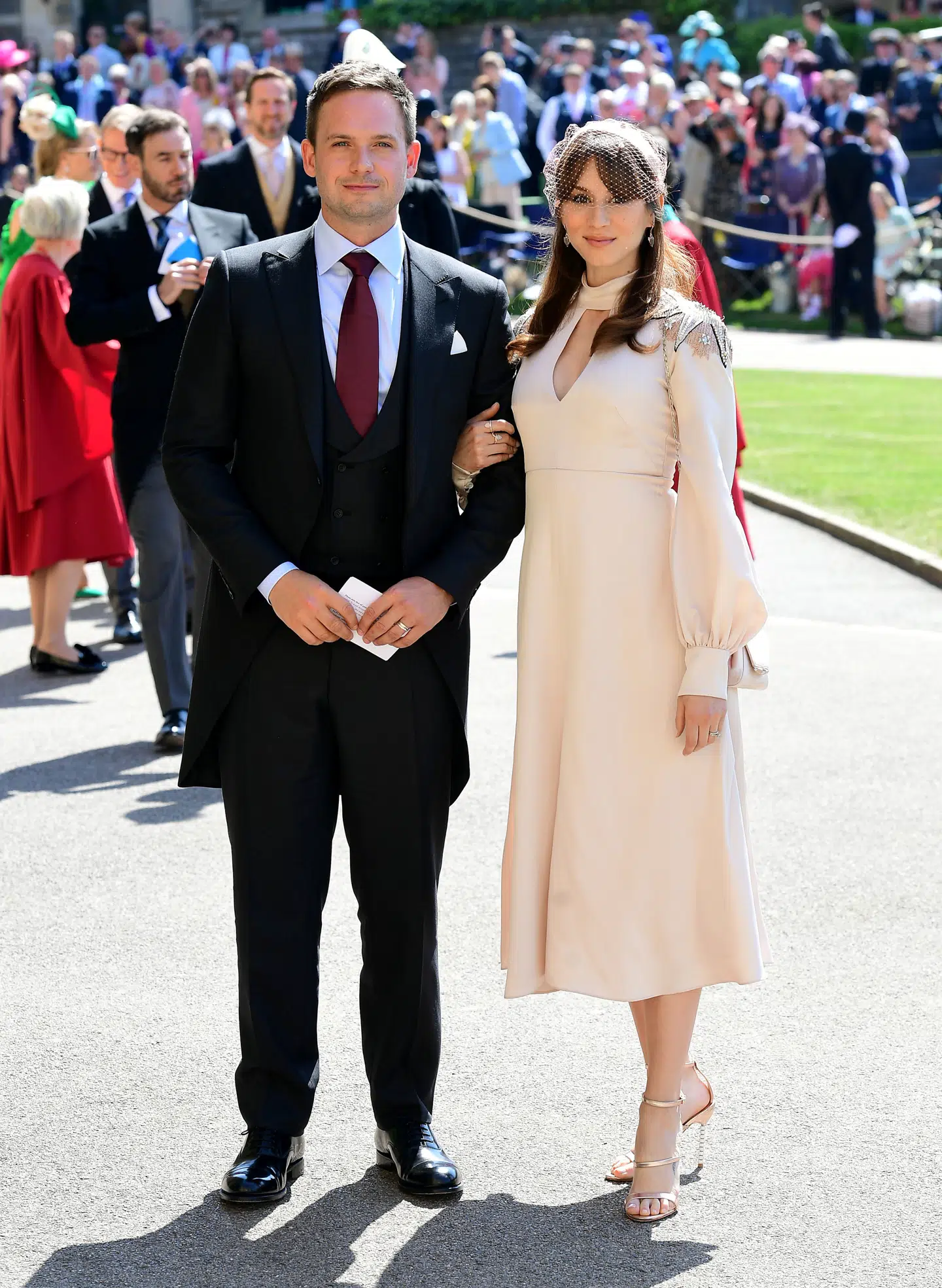 Patrick J. Adams og Troian Bellisario ses her ankomme til St George's Chapel ved Windsor Castle lørdag.
