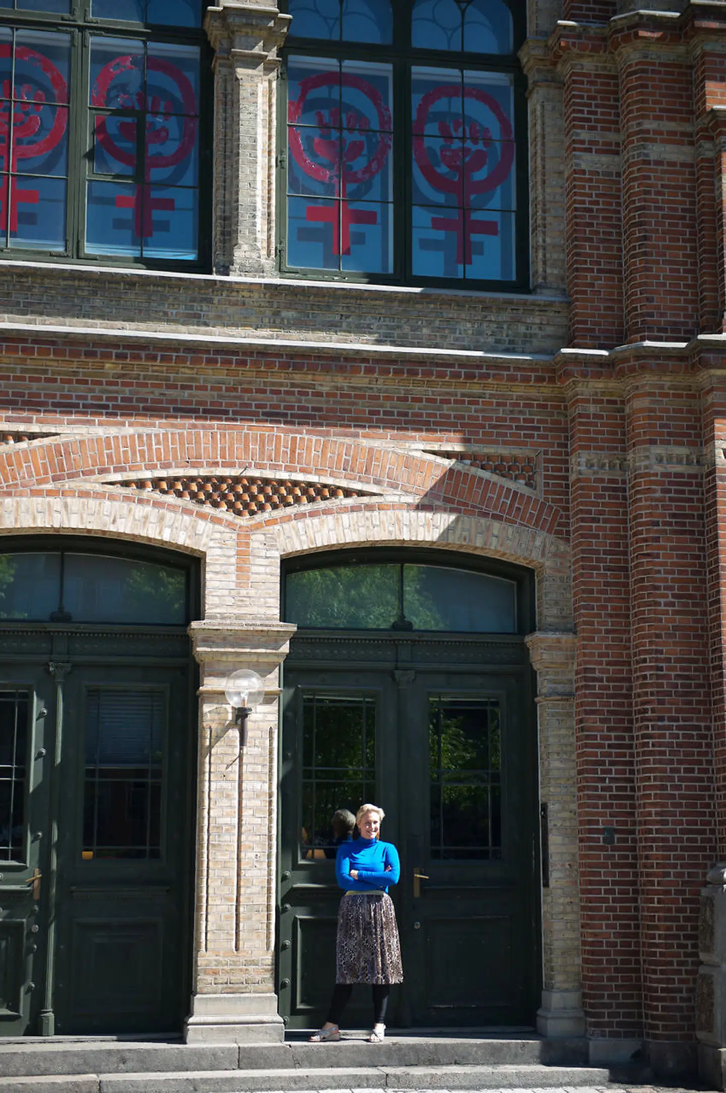 Mette Helena Rasmussen boede sammen med sine to børn fra to forskellige forhold på krisecentret, som hun her ses fotograferet ude foran.
