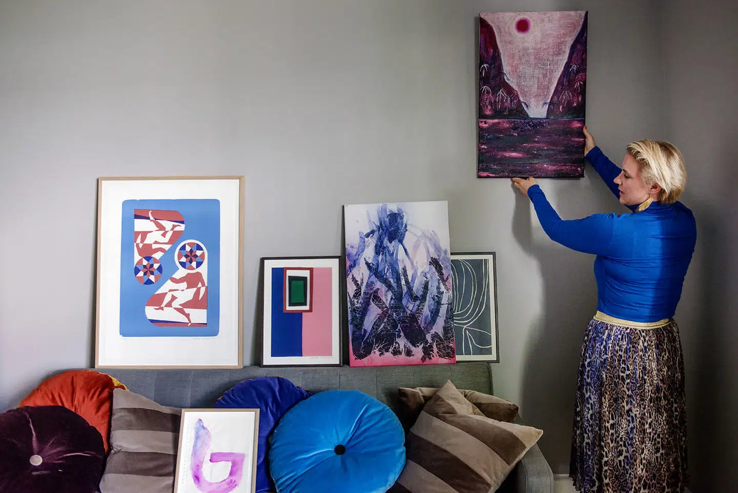 Mette Helena Rasmussen er i gang med at indrette beboerrummet i Dannerhuset i København. Rummet skal bl.a. bruges af de frivillige og beboerne i det daglige, hvor de kan mødes og hygge sig sammen.