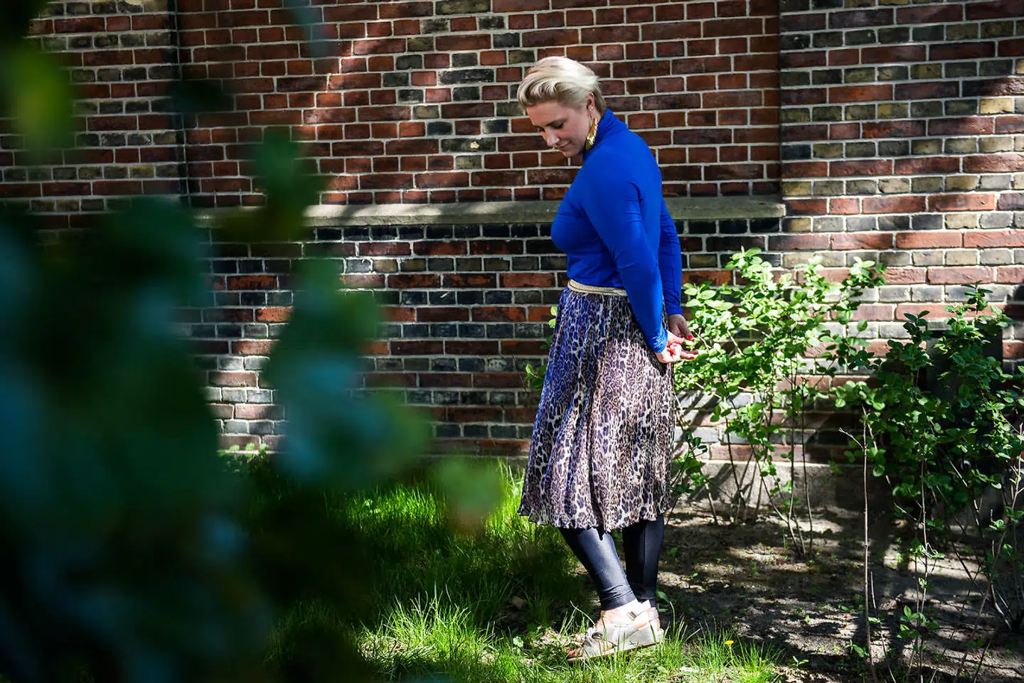 Mette Helena viser rundt i sansehaven i Dannerhuset i København.