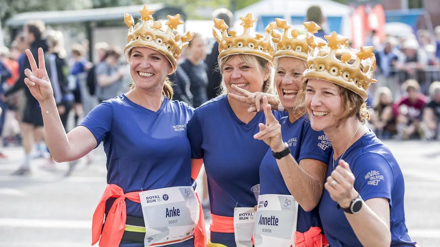 Masser af udklædte løbere var med til at fejre Kronprins Frederik under "Royal Run". Her fire friske kvinder fra København. (Foto: Nikolai Linares/Ritzau Scanpix)
