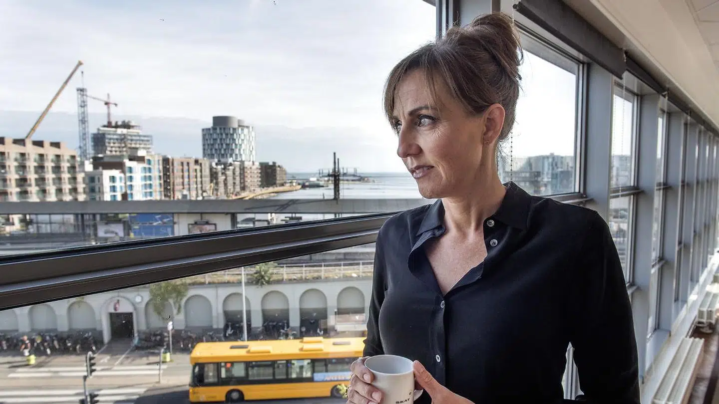 Medarbejdere i Skat er vrede over administrerende direktør Merete Agergaards beslutning om at lade en nyansat direktør arbejde i København i stedet for i Aarhus.