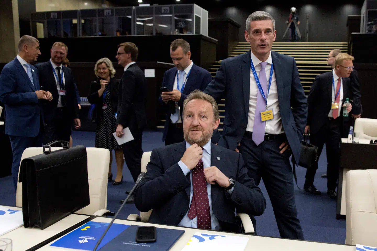 I Bosnien har den muslimske leder Bakir Izetbegovic, der her sidder ved bordet i landets tredelte præsidentråd, fået et nært forhold til Tyrkiets præsident, Recep Tayyip Erdogan, som beskyldes for at arbejde for et nyt Stortyrkiet. Scanpix/Virginia Mayo