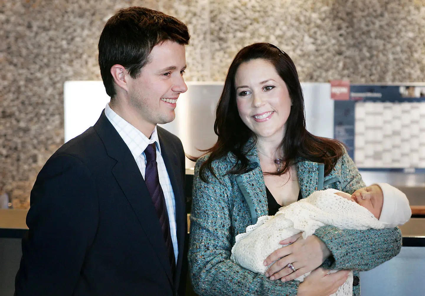 2005: Kronprins Frederik og kronprinsesse Mary med prins Christian.