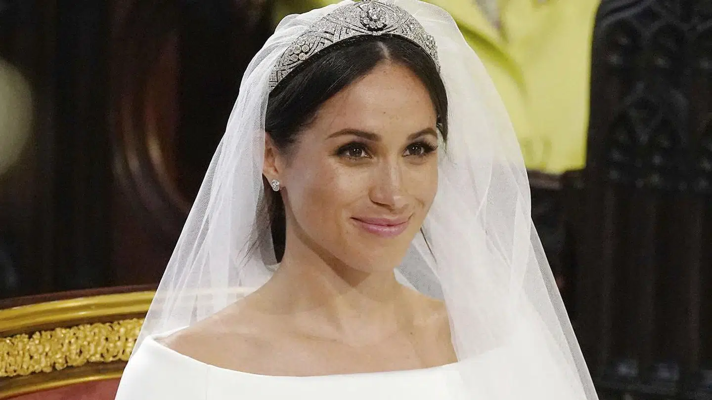 Meghan Markles kjole minder meget om den, kronprinsesse Mary bar til sit bryllup, vurderer flere eksperter.