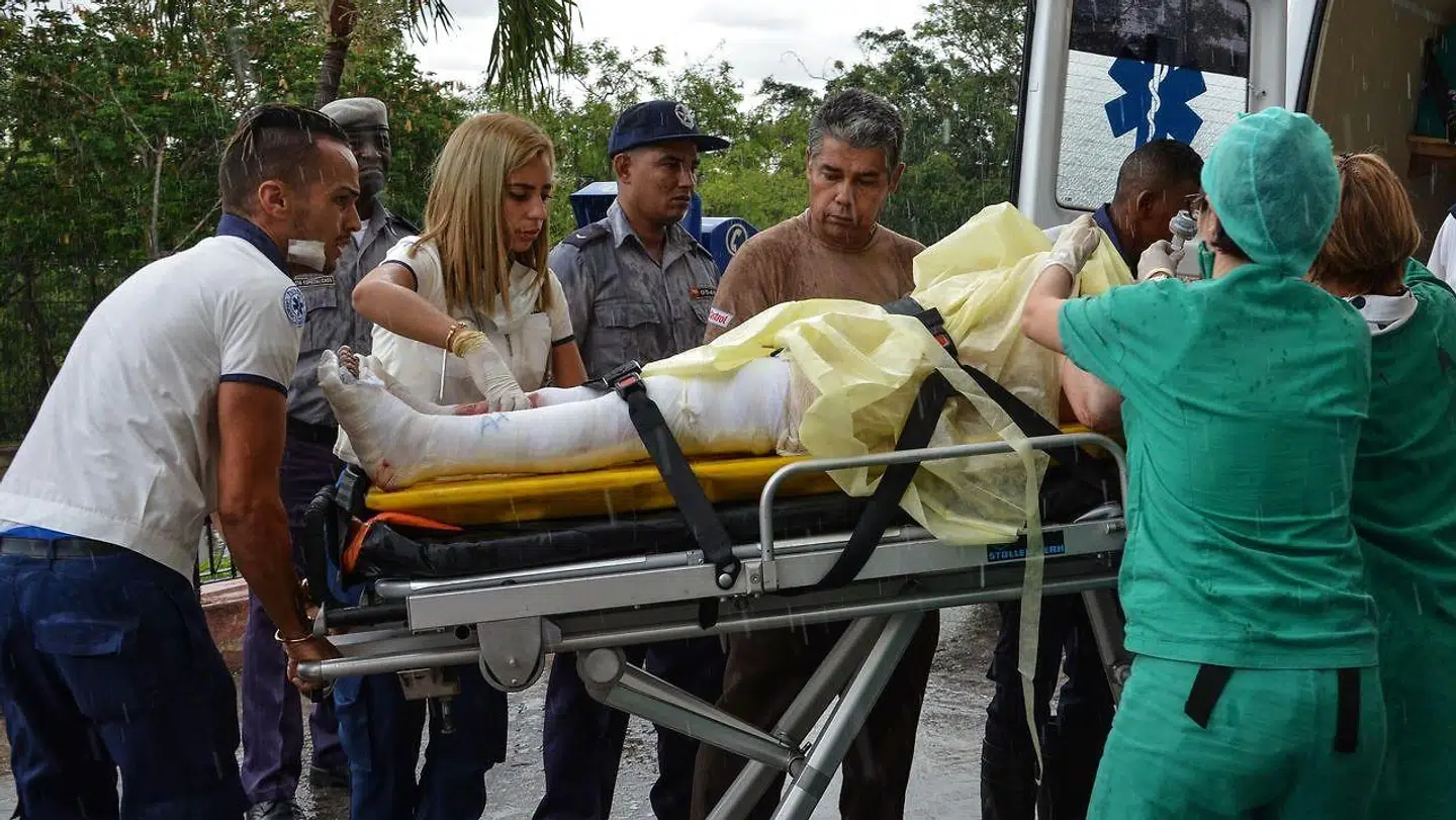 Tre kvinder blev reddet ud af flyet i live. De er i øjeblikket i kritisk tilstand på hospitalet. / AFP PHOTO / ACN / Marcelino VAZQUEZ /