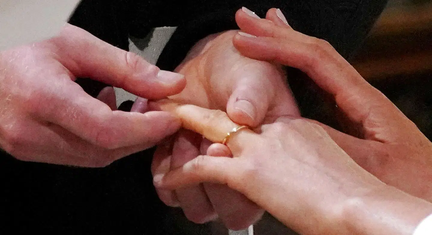 Prins Harry placerer ringen på Meghan Markle foran 600 gæster i Sankt George-kapellet i Windsor.