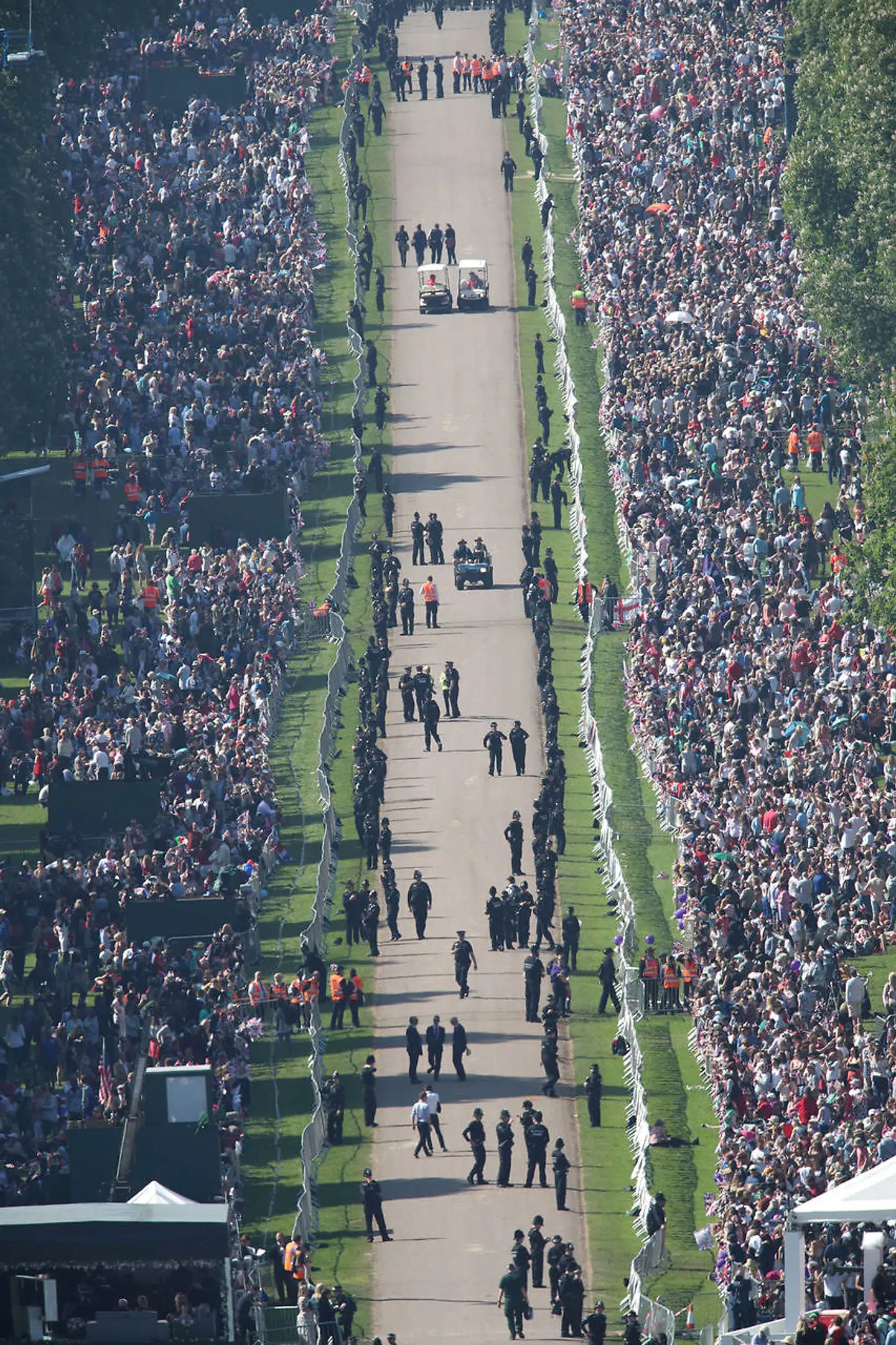 Tusindvis var samlet lørdag ved Windsor Castle i Windstor for med egne øjne at få et glimt af brydeparret.